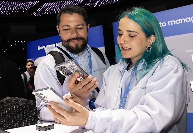 22일(현지시간) 미국 새너제이에 위치한 ‘SAP센터’에서 개최된 상반기 ‘갤럭시 언팩 2025’에서 관람객이 ‘갤럭시 S25 시리즈’를 체험하고 있다. [삼성전자 제공]