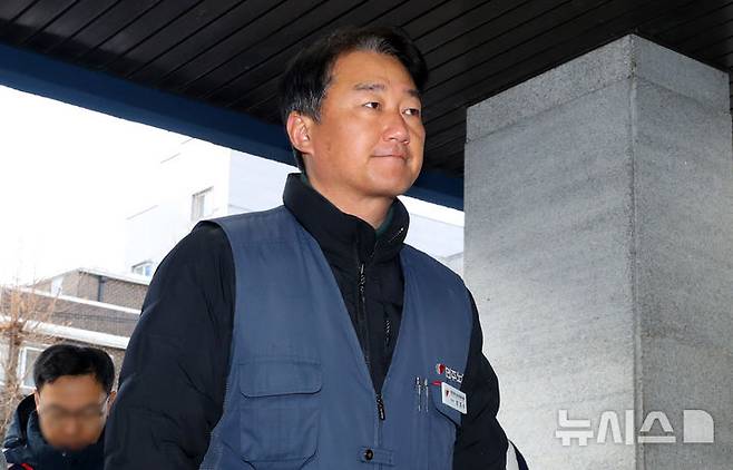 [서울=뉴시스] 김혜진 기자 = 코로나19 방역 조치로 도심 집회가 금지됐던 지난 2021년 당시 7·3 노동자 대회를 주도한 혐의로 재판에 넘겨진 양경수 전국민주노동조합총연맹(민주노총) 위원장이 대법원에서 징역형 집행유예가 확정됐다. 사진은 양 위원장이 지난해 27일 오전 서울 용산경찰서에서 윤석열 대통령 탄핵 집회 관련 집회 및 시위에 관한 법률 위반 혐의 조사를 위해 출석하고 있는 모습. 2024.12.27. jini@newsis.com