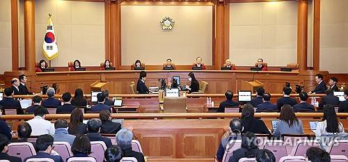 윤석열 대통령 탄핵심판 4차 변론 (서울=연합뉴스) 문형배 헌법재판소장 직무대행을 비롯한 헌법재판관들이 지난 23일 서울 종로구 헌법재판소에서 열린 윤석열 대통령 탄핵심판 4차 변론에 자리한 모습. 왼쪽부터 정계선, 김복형, 정정미, 이미선, 문형배, 김형두, 정형식, 조한창 헌법재판관. [연합뉴스 자료사진]