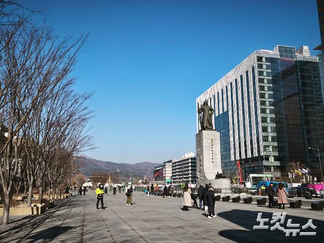 샤오미 14T의 기본 촬영 모드에서 '라이카 어센틱'으로 촬영한 광화문 거리. 박성은 기자