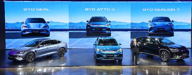 16일 오전 인천 중구 상상플랫폼에서 열린 '중국 BYD 승용 브랜드 런칭 미디어 쇼케이스'에서 조인철 BYD 코리아 승용부문 대표가 아토 3 등 차량을 소개하고 있다. 연합뉴스