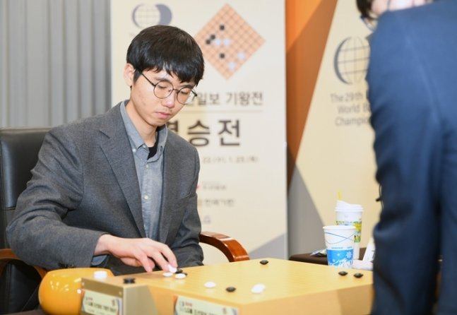 변상일 9단이 23일 제29회 LG배 결승 3번기 최종 3국에서 커제 9단과 대국하고 있다. 한국기원 제공