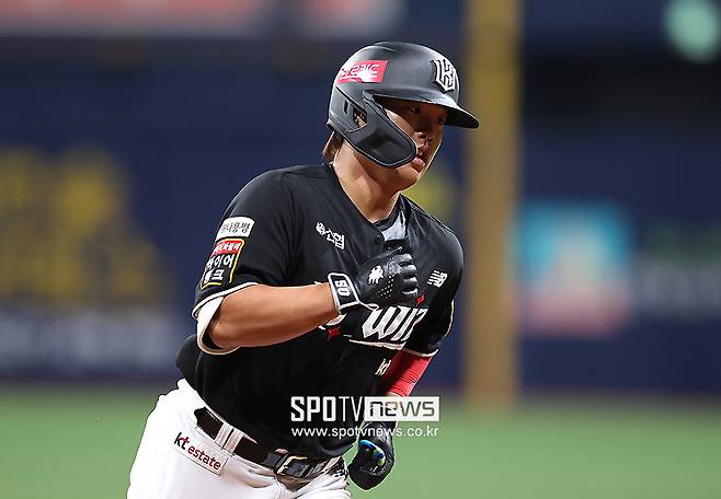 ▲ 수비 포지션과 별개로 강백호의 가장 큰 과제는 한창 좋을 때의 공격 생산력으로 돌아가는 것이다. ⓒ곽혜미 기자