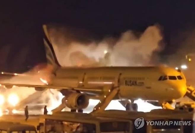 김해공항서 에어부산 항공기 꼬리에 불 (서울=연합뉴스) 28일 오후 10시 30분께 김해공항에서 홍콩행 에어부산 항공기 꼬리 부분에서 불이 나 소방 당국이 진화 작업을 벌이고 있다. 승객 등 170여 명은 모두 비상탈출해 인명피해는 없는 것으로 알려졌다. 2025.1.28 [독자 제공. 재판매 및 DB 금지] photo@yna.co.kr