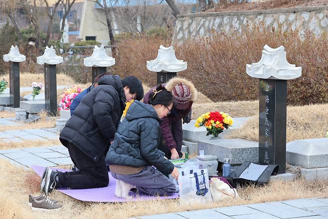 인천 부평구 인천가족공원을 찾은 성묘객들이 성묘하고 있다.(사진=연합뉴스)