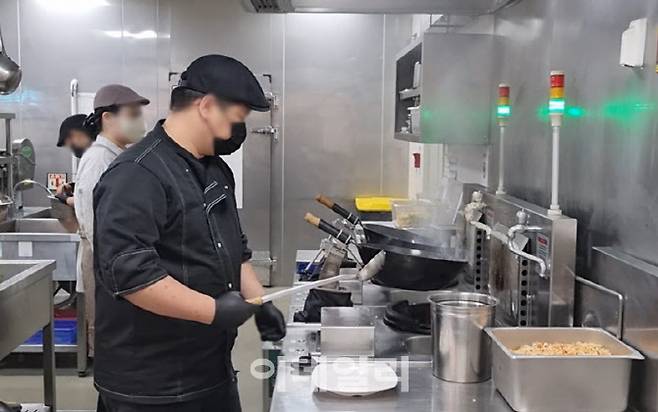안산휴게소 1층 식당가 중국집에서 로봇웍을 이용해 음식을 조리하고 있다. (사진=한전진 기자)