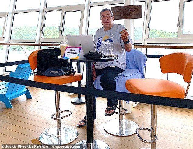 유명 크루즈 회사인 로얄캐리비안 크루즈는 매번 투자 업계에 종사하는 그를 위해 '슈퍼 마리오 사무실'이라는 표지판까지 마련해 그만을 위한 사무실을 준비해주기도 한다. 영국 데일리메일 캡처