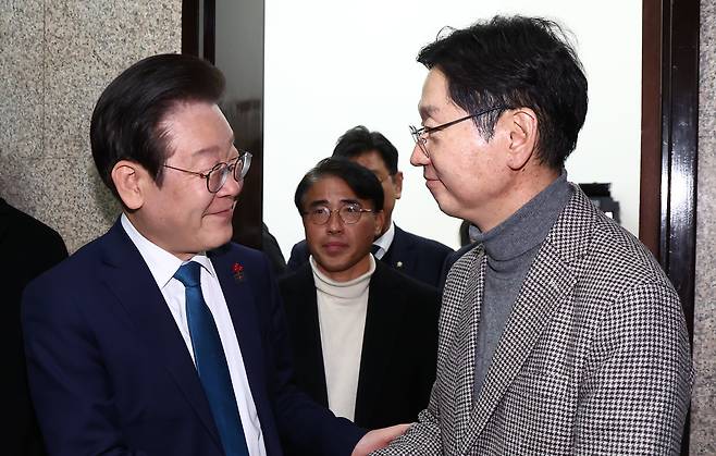 이재명 더불어민주당 대표가 작년 12월 5일 오후 서울 여의도 국회에서 김경수 전 경남도지사와 접견을 마치고 배웅하며 악수하고 있다./뉴스1