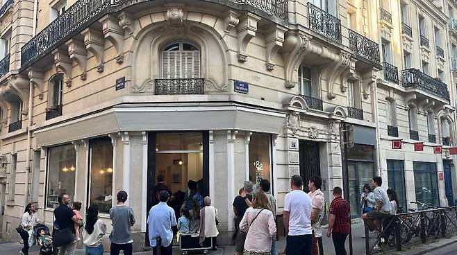 프랑스 파리 5구에 위치한 파리 최초의 한국식 디저트 카페 ‘플러스 파리(+82)’. 현지인들이 카페 앞에 줄을 서고 있다. / 플러스 파리 제공