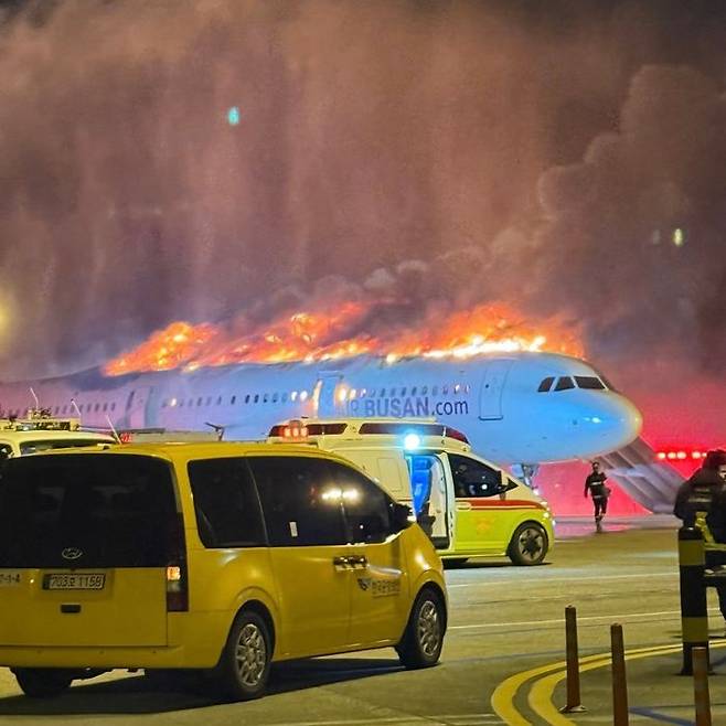 28일 오후 10시 26분 부산 강서구 김해국제공항 계류장에서 에어부산 항공기에 화재가 발생했다. ⓒ독자제공