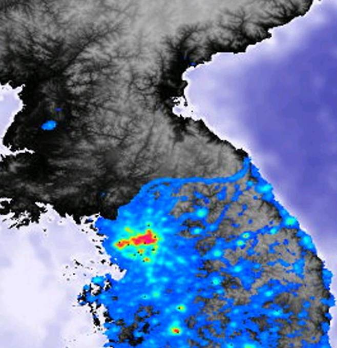 미 항공우주국(NASA)으로부터 받아 충북 청주의 고려대기환경연구소가 24년 전인 2000년 5월 공개한 한반도 야경. 남한과 북한의 조도가 극명하게 비교된다. 고려대기환경연구소 제공 뉴시스