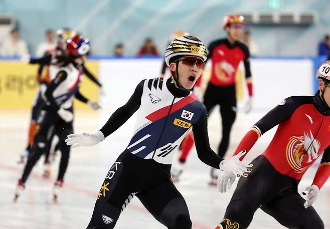한국 쇼트트랙 대표팀의 박지원이 작년 12월15일 서울 양천구 목동아이스링크에서 열린 2024∼2025 국제빙상경기연맹(ISU) 쇼트트랙 월드투어 4차 대회 혼성계주 결승에서 1위로 결승선을 통과한 뒤 기뻐하고 있다. 연합뉴스