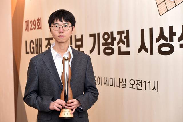‘제29회 LG배 기왕전’에서 중국의 커제 9단을 꺾고 우승한 변상일 9단은 지난 24일 열렸던 시상식 직후 “승부가 찝찝하게 끝나서 마음이 불편하고, 커제 선수 입장도 충분히 이해된다"라며 “앞으로 더 열심히 해서 좋은 모습 보여드리겠다"고 전했다. 한국기원 제공