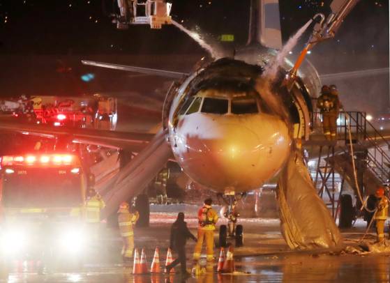 28일 부산 강서구 김해국제공항에서 홍콩행 에어부산 항공기에서 화재가 발생해 소방당국이 진화작업을 벌이고 있다. 항공기 왼쪽에는 승객들이 탈출한 에어슬라이드가 펼쳐져 있다.   28일 오후 10시26분 김해공항에서 이륙을 준비하던 홍콩행 에어부산 항공기에서 화재가 발생했다. 승객 169명과 승무원 7명 등 총 탑승객 176명은 비상 슬라이드로 탈출했으며 화재는 진압됐다. 사진 뉴스1
