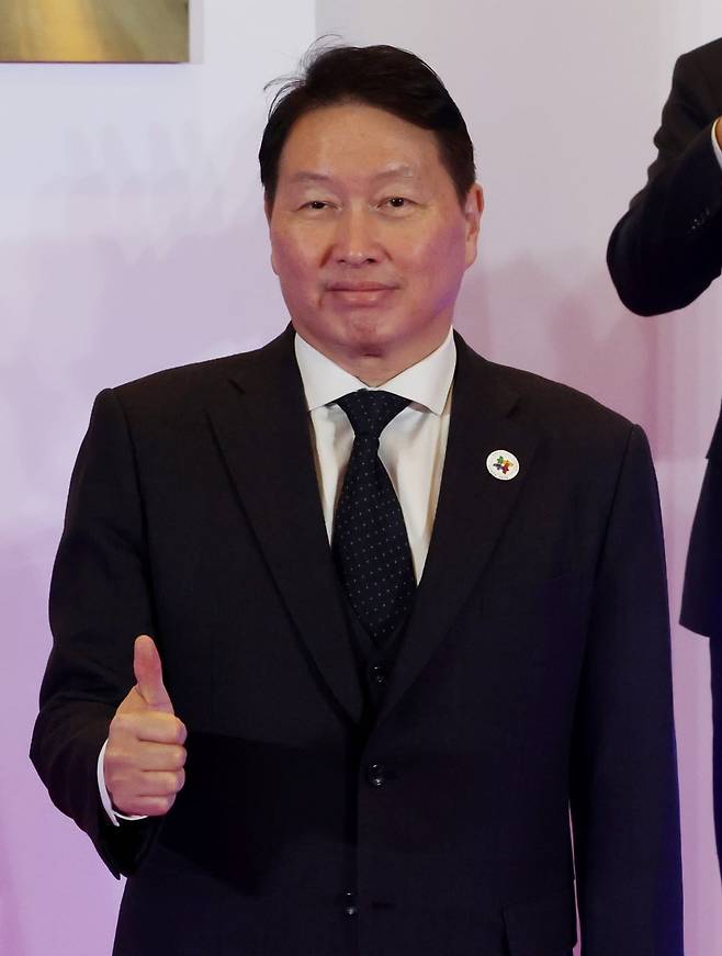 최태원 대한상공회의소 회장이 23일 서울 중구 대한상공회의소에서 열린 '2025 APEC CEO 서밋 추진위원회 출범식'에서 현판을 제막하고 있다. 사진=최혁 기자