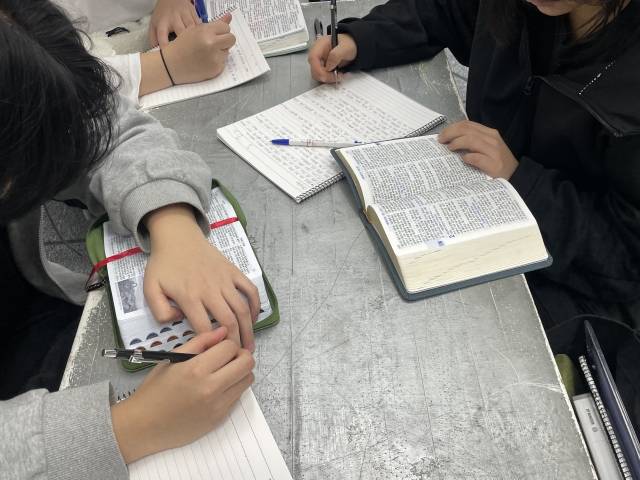 지난 7일 경기 양주시 나사로 청소년의 집에서 생활하는 아이들이 자습시간에 성경 필사를 하고 있다.