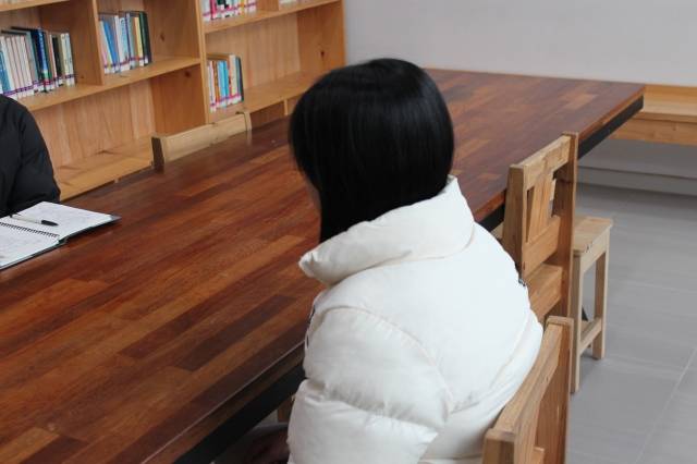 지난 7일 경기 양주시 나사로 청소년의 집에 입소한 소년이 취재진과 이야기를 나누고 있다.