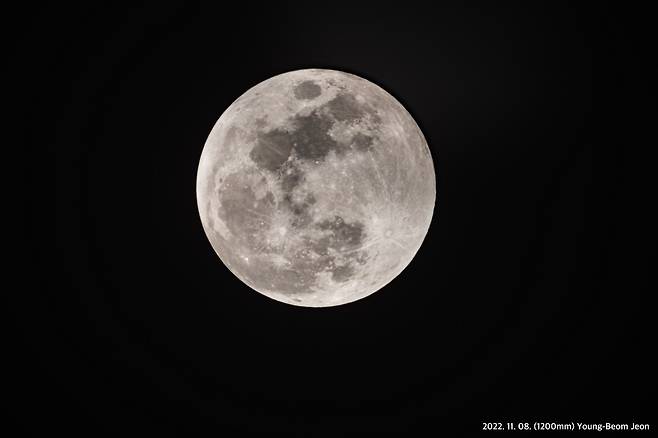 2022년 11월 8일 전영범 한국천문연구원 책임연구원이 촬영한 보름달 /사진=한국천문연구원