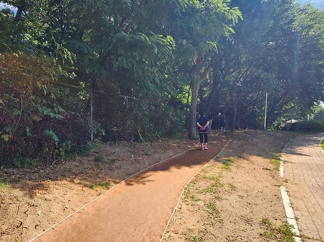 [청주=뉴시스] 충북 청주시 금천배수지공원 황톳길. photo@newsis.com *재판매 및 DB 금지