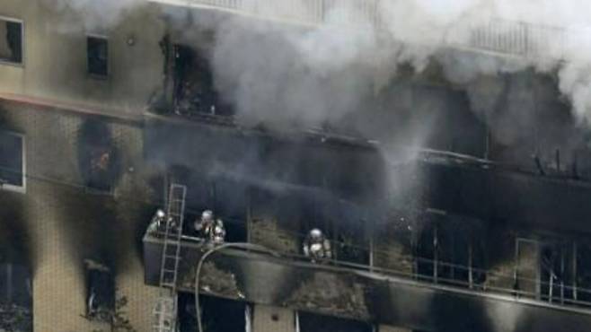 화재 연기에 뒤덮인 '교토 애니메이션'. 연합뉴스