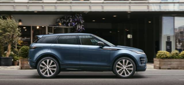 더 뉴 레인지로버 이보크 측면은 뒤로 갈수록 낮아지는 쿠페 스타일로 날렵한 이미지를 보여준다. 지붕이 마치 떠보이는 듯한 ‘플로팅 루프’도 레인지로버 고유의 디자인 요소다. 사진 제공=JLR코리아