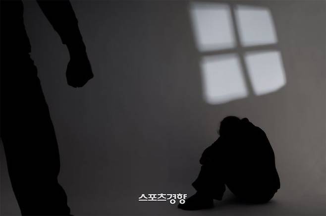 소속된 미성년 아이돌 멤버를 폭행한 전 소속사 대표가 집행유예형을 받았다. 게티이미지 뱅크