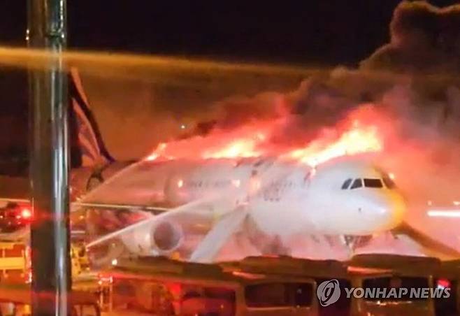 김해공항서 에어부산 항공기 꼬리에 불…인명피해 없어 (서울=연합뉴스) 28일 오후 10시 30분께 김해공항에서 홍콩행 에어부산 항공기 꼬리 부분에서 불이 나 소방 당국이 진화 작업을 벌이고 있다. 승객 등 170여 명은 모두 비상탈출해 인명피해는 없는 것으로 알려졌다. 2025.1.28 [독자 제공. 재판매 및 DB 금지] photo@yna.co.kr