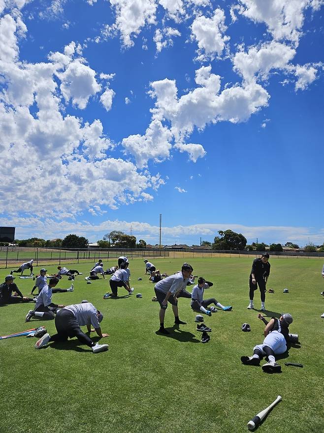 KT 선수들이 호주 질롱 스프링캠프 첫 날 훈련 전 몸을 풀고 있다. 사진 | KT 위즈