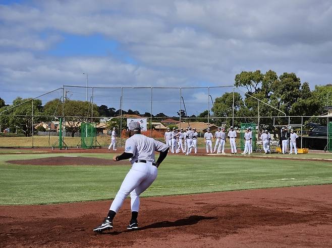 KT 외야수 로하스가 주루 훈련을 하고 있다. 사진 | KT 위즈