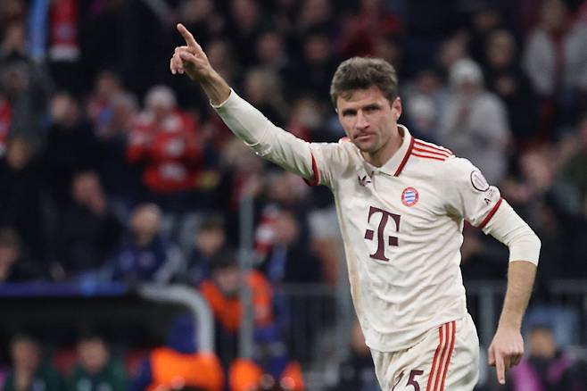 '괴물' 김민재(바이에른 뮌헨)가 풀타임 활약했다. 하지만 바이에른 뮌헨은 유럽챔피언스리그 16강 직행 티켓 획득에 실패했다. 바이에른은 30일(한국시각) 독일 뮌헨 알리안츠 아레나에서 열린 슬로반 브라티슬라바(슬로바키아)와의 2024~2025시즌 유럽챔피언스리그 리그 페이즈 최종전에서 3대1로 승리했다. 이날 승리로 승점 15(5승3패·골득실 +8)가 된 바이에른은 승점은 같지만 골득실에서 아탈란타(+14), 도르트문트(+10), 레알 마드리드(+9)에 밀려 12위에 머물렀다. 바이에른은 8위까지 주어지는 16강 직행 티켓을 얻지 못하고, 9~24위가 나서는 16강 플레이오프 진출에 만족해야 했다.  

<저작권자(c) 연합뉴스, 무단 전재-재배포, AI 학습 및 활용 금지>