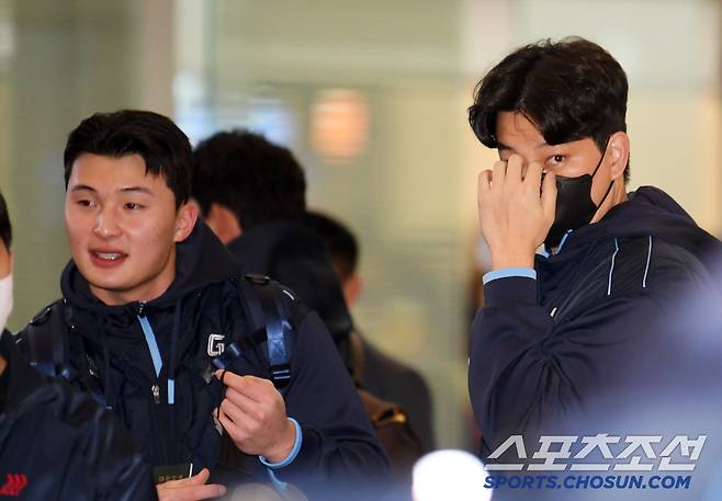 롯데 자이언츠 선수단이 24일 인천공항을 통해 전지훈련지인 대만 타이난으로 출국했다. 윤동희, 김원중이 출국장으로 향하고 있다. 인천공항=박재만 기자 pjm@sportschosun.com/2025.01.24/