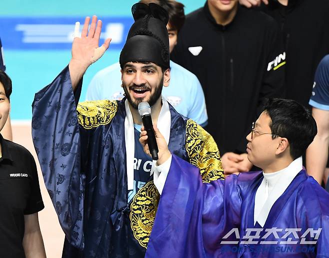 "새해 복 많이 받으세요"라고 또박또박 말한 알리