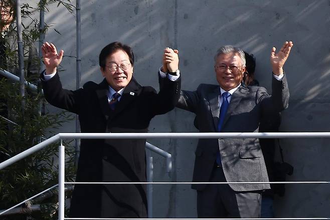 이재명 더불어민주당 대표가 30일 오후 경남 양산시 하북면 평산마을 문재인 전 대통령 사저를 방문해 문 전 대통령을 예방, 손을 맞잡고 지지자들을 향해 인사하고 있다. 2025.1.30 뉴스1