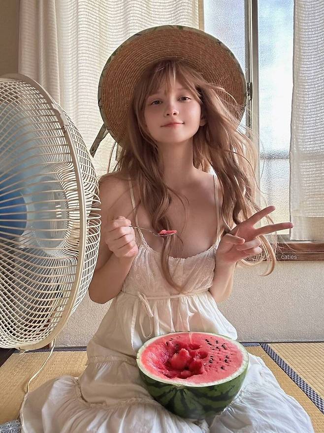 어릴때랑 달라진게 없는 존예 슬렌더 백인 여자
