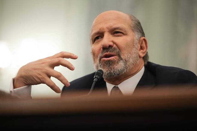 하워드 러트닉 상무부 장관 지명자가 29일 미국 워싱턴 D.C.에서 개최된 장관 인준 청문회에서 답변하고 있다. AFP연합뉴스