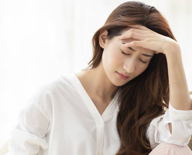 두통 완화에는 머위, 아몬드, 오메가3가 풍부한 생선이 도움된다./사진=게티이미지뱅크