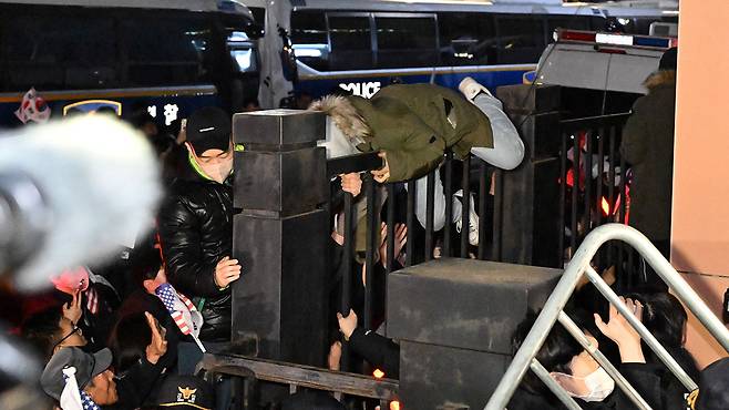 서부지법 담 넘는 윤 대통령 지지자들