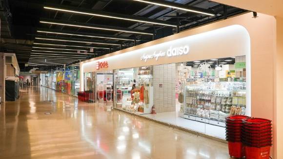 최근 대형마트에 다이소 입점 사례가 늘고 있다. 사진은 다이소 이마트 의왕점. [사진=아성다이소]