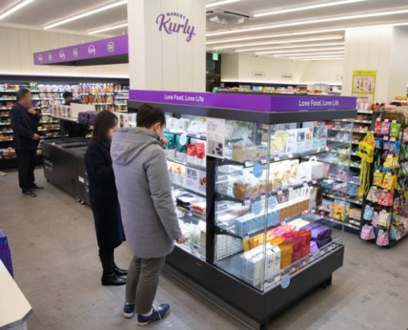 컬리 특화 CU 편의점을 둘러보고 있는 소비자들. [사진=BGF리테일]