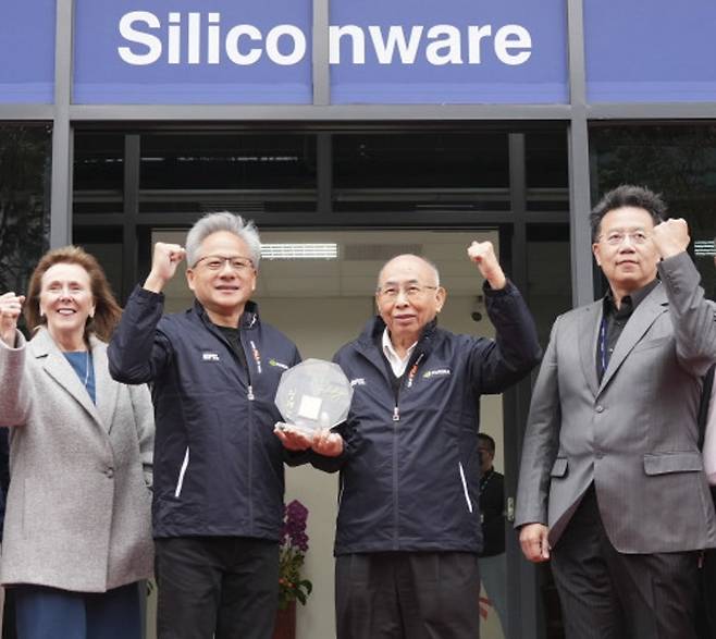 지난 16일 대만의 패키징 업체 SPIL의 행사에 방문해 엔비디아, SPIL 로고가 박힌 점퍼를 입고 파이팅을 외치는 젠슨 황. SPIL 홈페이지