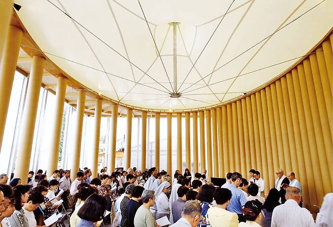 일본 고베 나가타 지역에 반 시게루가 지은 종이 성당. 대지진으로 피해를 본 다카토리 성당을 대신해 임시로 사용됐다.   반 시게루 공식 웹사이트 캡처