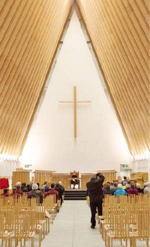 뉴질랜드 크라이스트처치에 세운 ‘종이 성당’ 내부