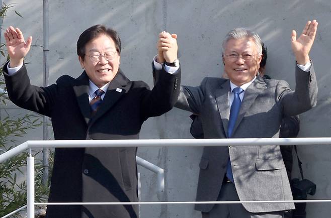 이재명 더불어민주당 대표가 설 연휴 마지막 날인 30일 오후 경남 양산시 하북면 평산마을 문재인 전 대통령 사저를 방문, 문 전 대통령과 함께 인사하고 있다. 연합뉴스