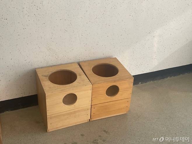 지난 23일 대전 유성구 경찰견종합훈련센터 인지박스. 시료를 묻힌 탐지물을 숨겨둔다. /사진=이현수 기자.