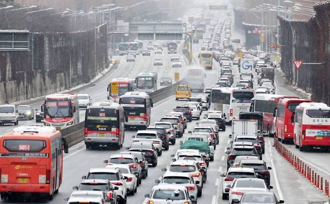 올 설 연휴 발생한 교통사고가 지난해 대비 절반 가까이 감소했다. 사진은 지난 28일 서울 서초구 잠원IC를 지나는 경부고속도로 하행선 방향 차량들이 서행하는 모습. /사진=뉴스1