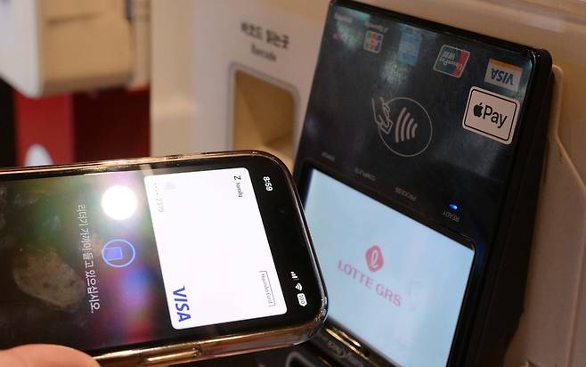 서울 시내의 한 패스트푸드 키오스크에서 고객이 애플페이를 사용하여 결제하는 모습. 이상섭 기자