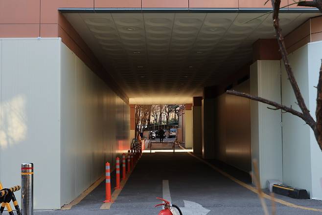 23일 오후 폭력 집단난동 사태로 파손된 서울 마포구 서울서부지방법원 외벽이 가려져 있다. [연합]