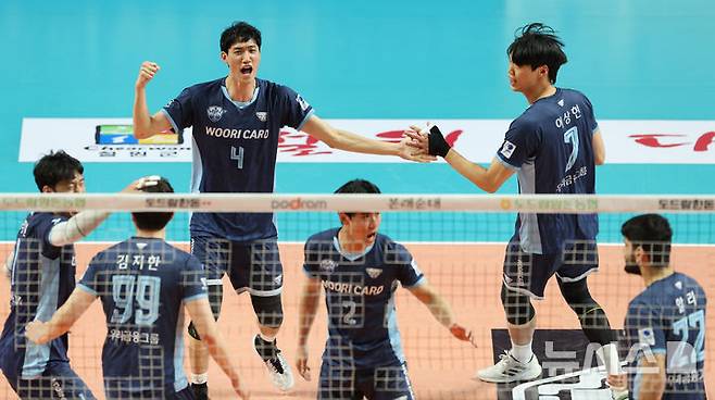 [서울=뉴시스] 고범준 기자 = 설 연휴 마지막 날인 30일 서울 중구 장충체육관에서 열린 2024-2025 V-리그 남자부 서울 우리카드 우리WON과 안산 OK저축은행 읏맨의 경기, 우리카드 선수들이 득점에 성공하자 기뻐하고 있다. 2025.01.30. bjko@newsis.com