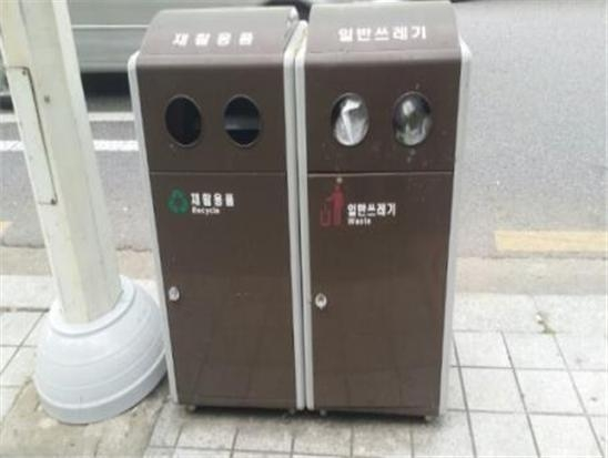일반 쓰레기와 재활용품을 구분한 서울시의 공공쓰레기통. 서울시 제공