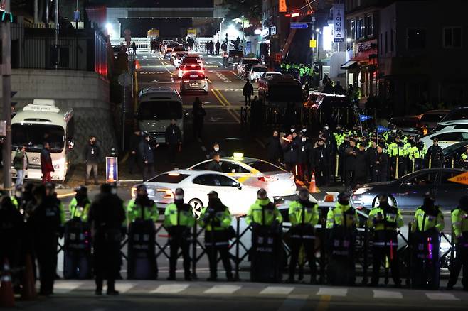 비상계엄이 해제된 지난해 12월 4일 용산 대통령실 앞의 모습. [사진 | 뉴시스]